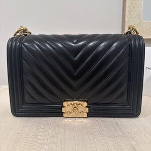 CHANEL Lambskin Chevron Quilted New Medium Boy Flap Black